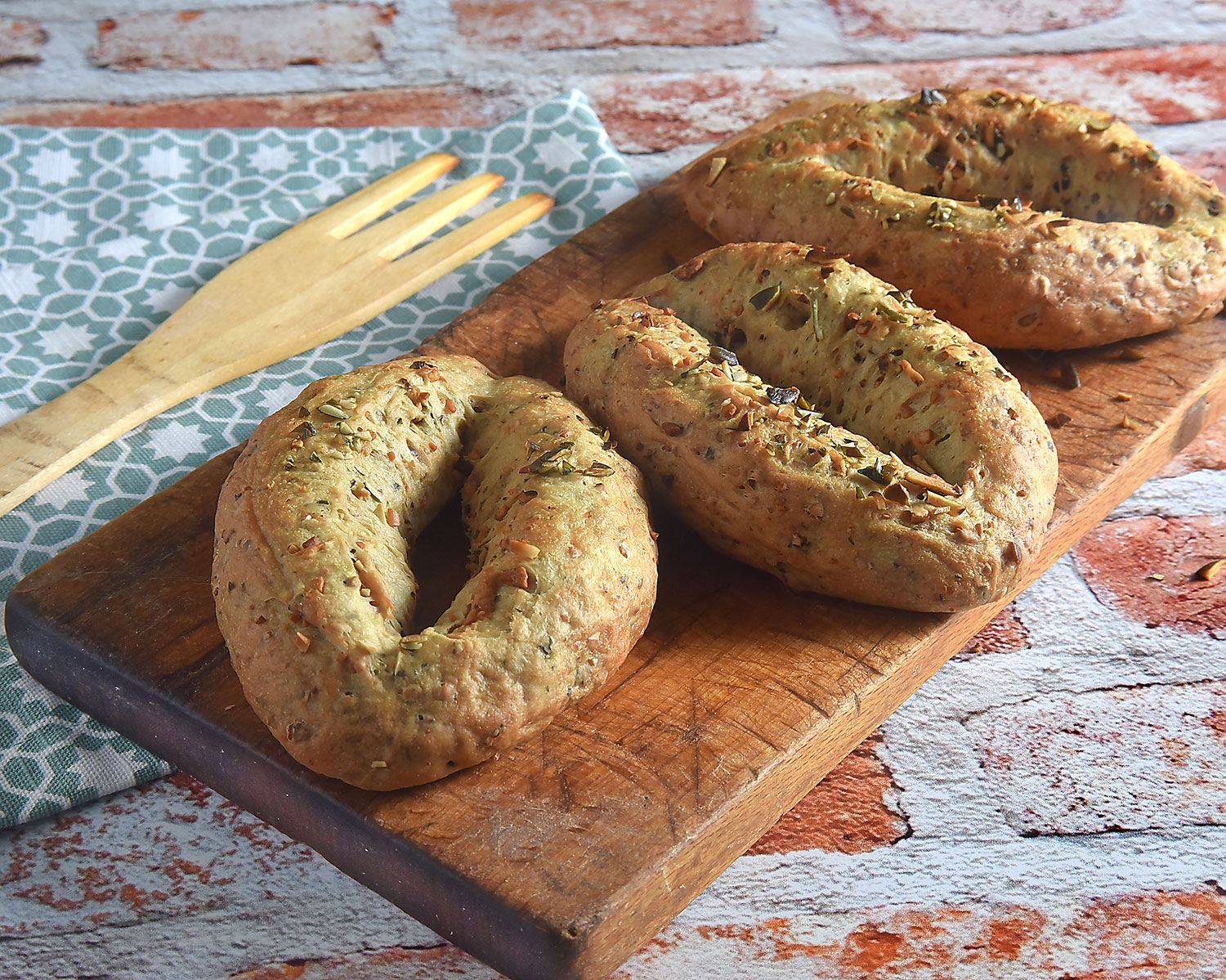 Rezept für knusprige Kürbiskern-Vollkorn-Weckerl mit Germteig