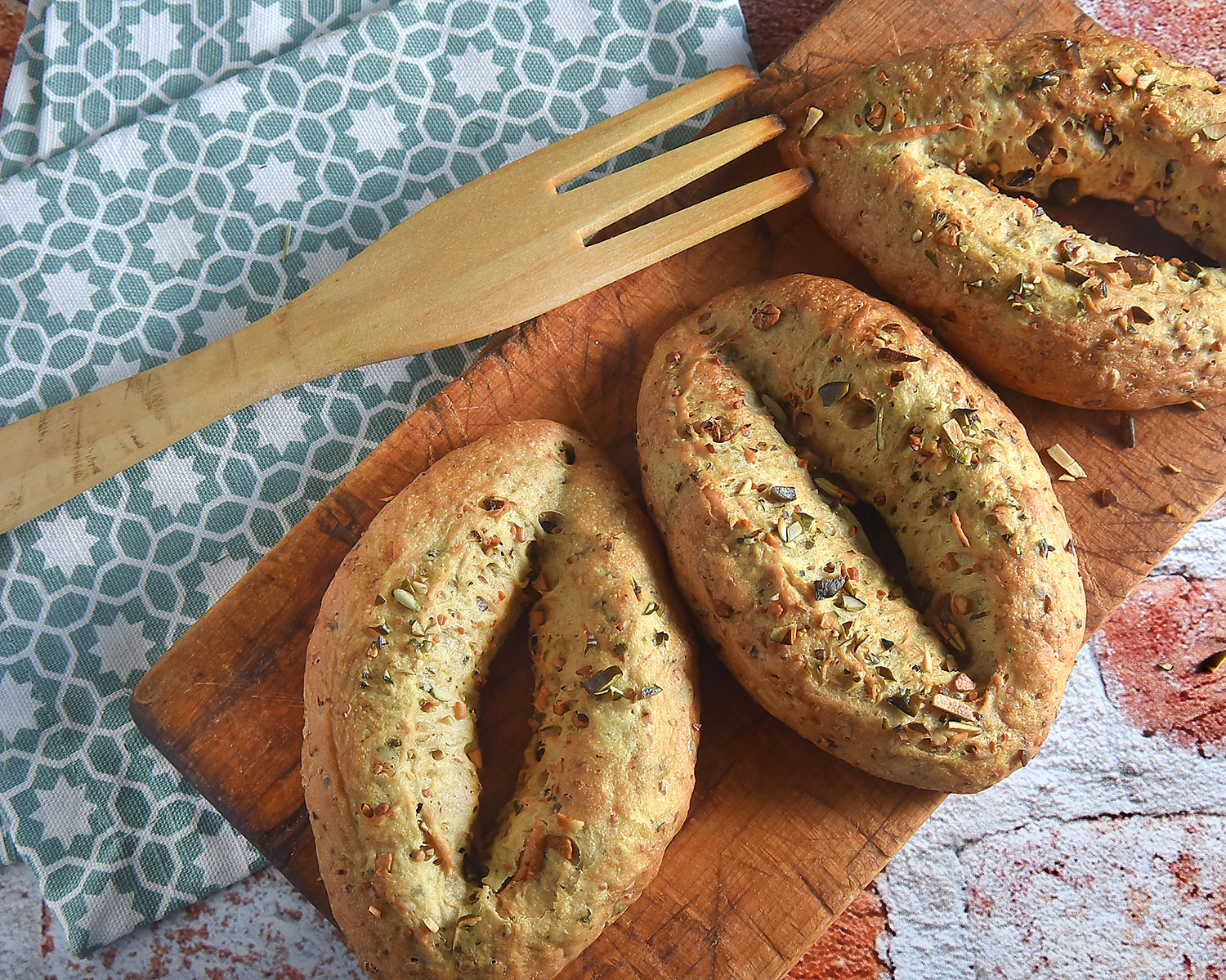 Rezept für knusprige Kürbiskern-Vollkorn-Weckerl mit Germteig