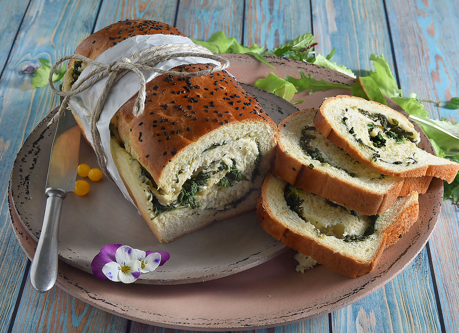 Einfach köstlich dieses Rezept für ein Spinat-Schafskäse-Brot